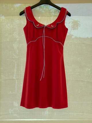 Vestido rojo Diksi con cuello con ribete y bordado