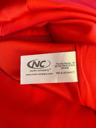 Vestido rojo Diksi con cuello con ribete y bordado