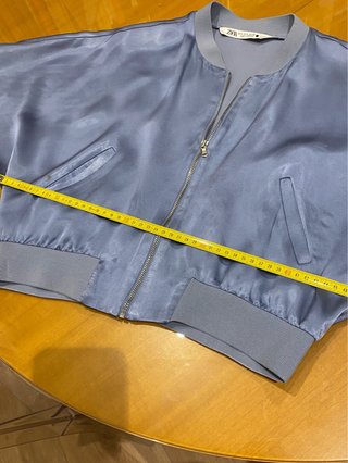 Cazadora bomber azul satinada Zara