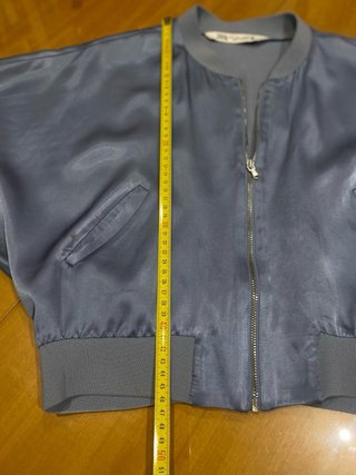 Cazadora bomber azul satinada Zara
