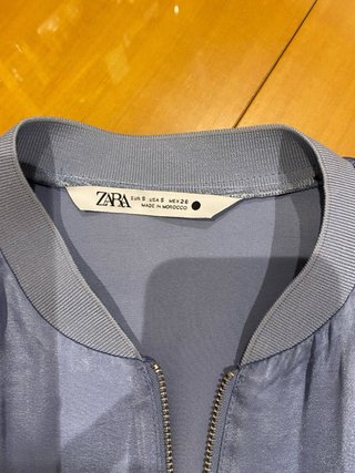 Cazadora bomber azul satinada Zara
