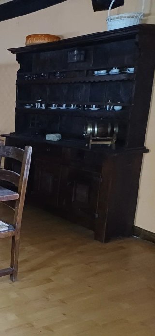 Alacena de madera oscura