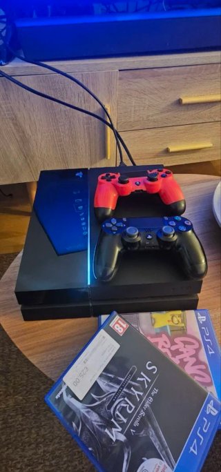 Consola PS4 + 2 Mandos + 4 juegos.