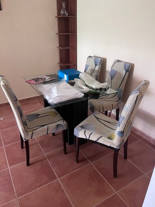 Mesa cristal y  4 sillas