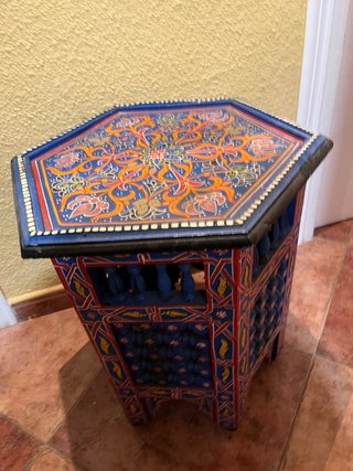 Mesa auxiliar árabe decorada