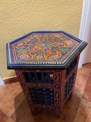 Mesa auxiliar árabe decorada