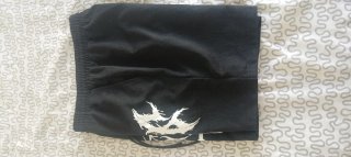Pantalón corto negro con estampado