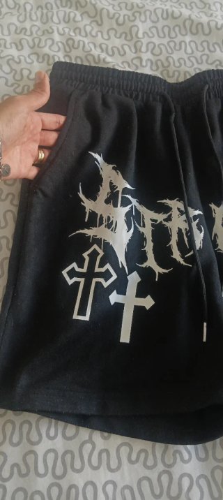 Pantalón corto negro con estampado
