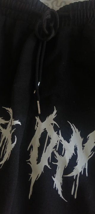 Pantalón corto negro con estampado
