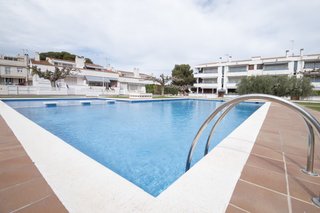Acogedor piso vacacional con piscina comunitaria!