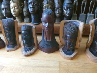 Figuras de madera tallada