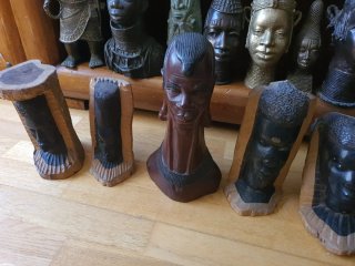 Figuras de madera tallada