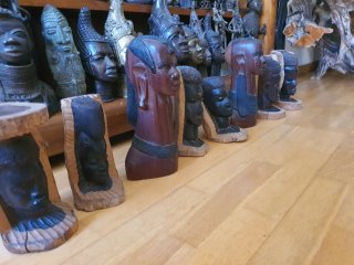 Figuras de madera tallada