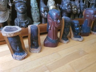 Figuras de madera tallada