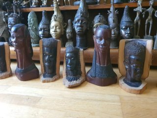 Figuras de madera tallada