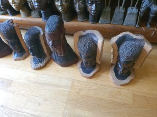 Figuras de madera tallada