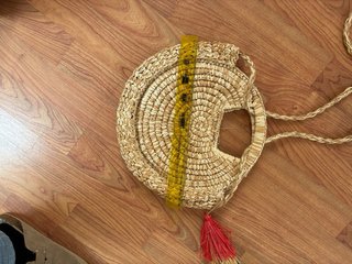 Bolso redondo de rafia con flecos