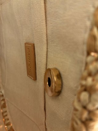 Bolso redondo de rafia con flecos