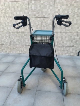 Andador 3 ruedas con cesta y bolsa