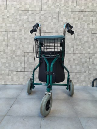 Andador 3 ruedas con cesta y bolsa