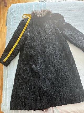 Abrigo de astracán con detalles de zorro
