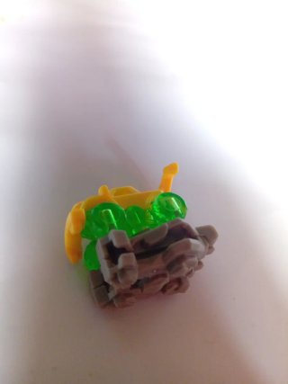 Coche Kinder Amarillo con Alerón.VC064