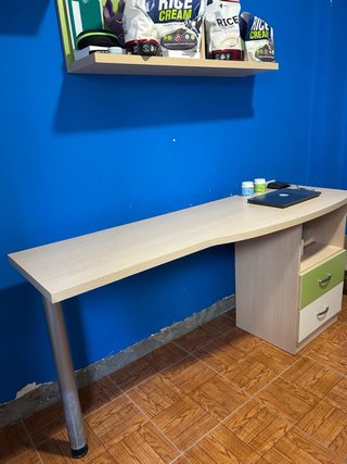 Escritorio moderno beige y verde