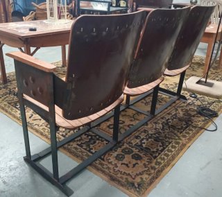 Vecchie poltrone da cinema in legno e ferro