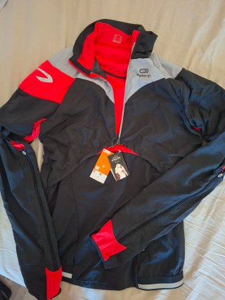 Chaqueta running Decathlon rosa y negra
