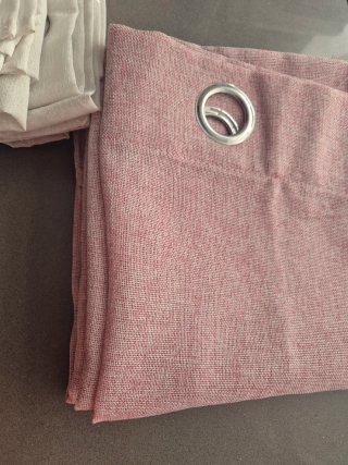 Dos cortinas rosas con ojales