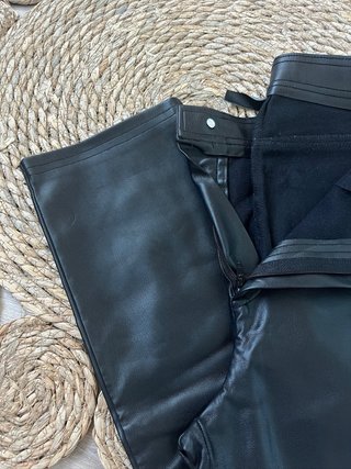 Pantalón polipiel negro Stradivarius