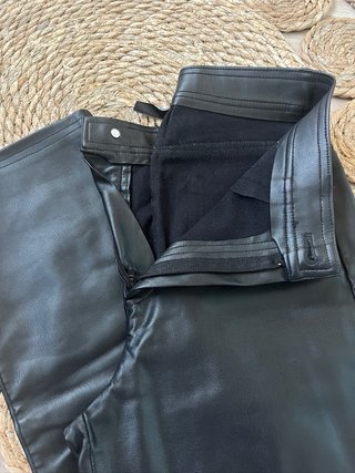 Pantalón polipiel negro Stradivarius