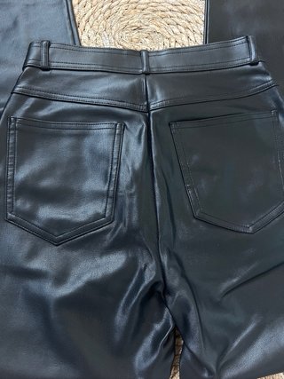 Pantalón polipiel negro Stradivarius