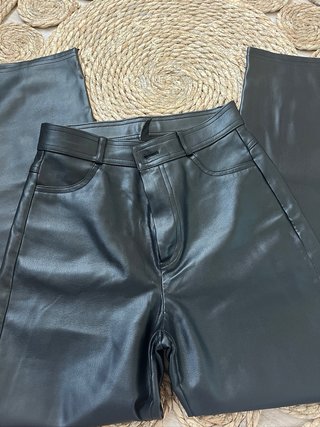 Pantalón polipiel negro Stradivarius