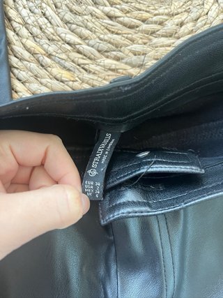 Pantalón polipiel negro Stradivarius