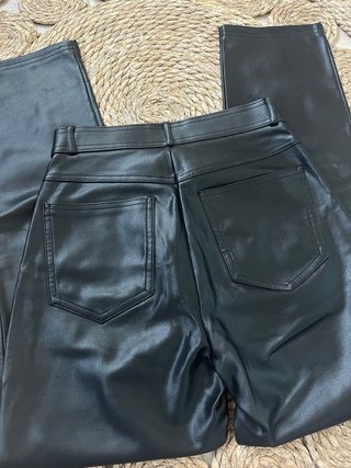 Pantalón polipiel negro Stradivarius