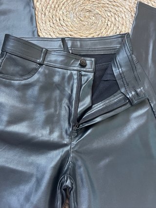 Pantalón polipiel negro Stradivarius