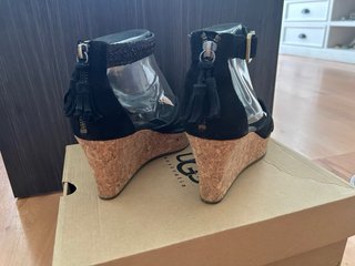 Sandalias UGG cuña negras ante 38