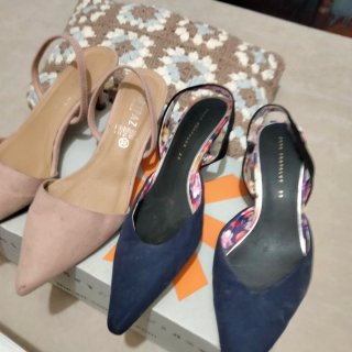 Zapatos de tacón azul y rosa