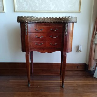 Mesa de riñón de madera con detalles dorados