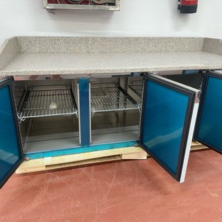 Mesa Fría 3 Puertas Encimera Granito
