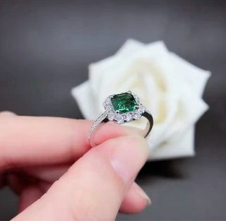 Anillo Oro Blanco 18k con Esmeralda de Laboratorio