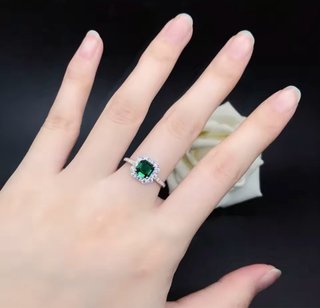 Anillo Oro Blanco 18k con Esmeralda de Laboratorio