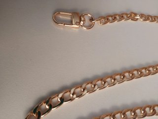 Cadena dorada para bolso. Mide 100 cm