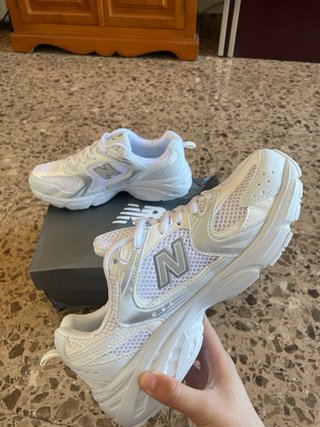 Zapatillas New Balance Blancas y Plateadas