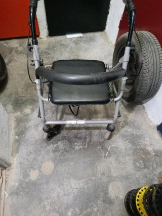 Andador con asiento y cesta