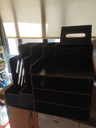 Organizador de libros negro y marrón