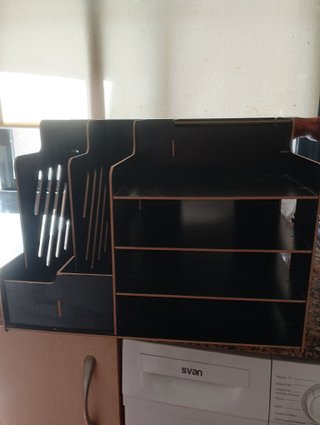 Organizador de libros negro y marrón