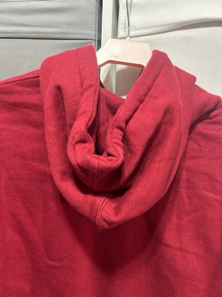 Sudadera con capucha roja