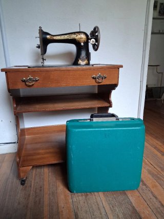 Maquina de coser y maquina de escribir de